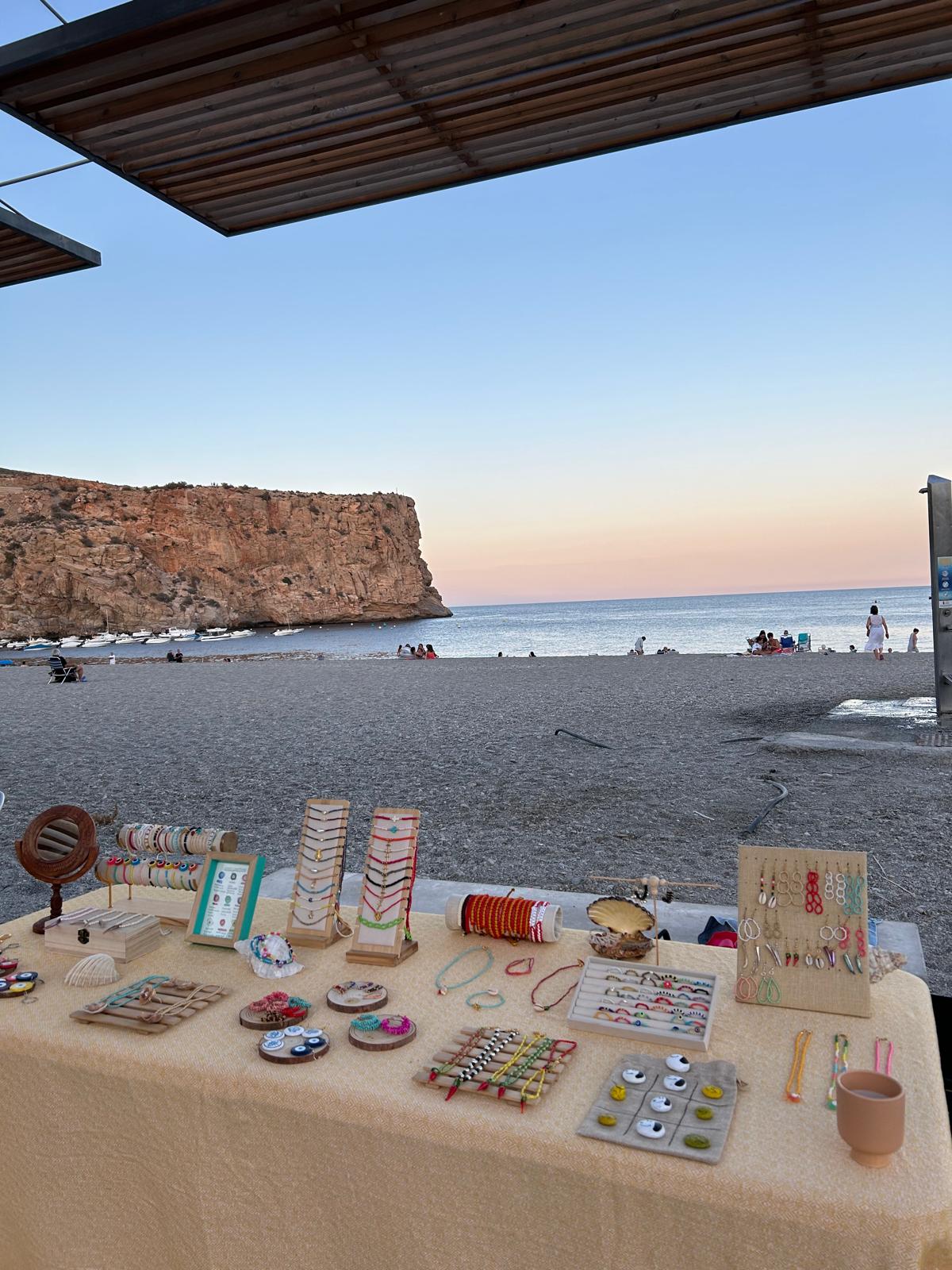 Puesto de Del Caribe Joyas en la playa con acantilado
